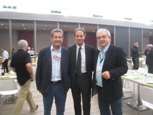 José Luis del Moral, director de GACETA DENTAL y José María Fonollosa y Narcís Ros, presidente y ponente de Cultura y Formación, respectivamente, del Colegio de Protésicos Dentales de Cataluña.