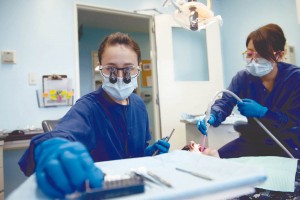La abundancia de profesionales eleva la cifra de parados en Odontología a un 25%.