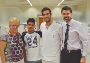 La decana Carmen Gallardo (izda.) y el Dr. Luis Vázquez (dcha.), con un dentista voluntario y un paciente.