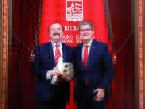 Nombramiento del Dr. Jaime A. Gil como «Ilustre de Bilbao» por el Sr. Alcalde Juan M. Aburto.