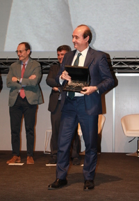 El Dr. Ion Zabalegui recoge su premio.