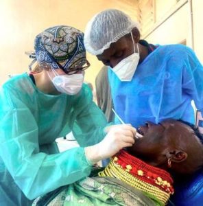 El proyecto, ubicado en el condado de Turkana, supone un intercambio de conocimientos para los doctores locales y un trabajo muy concreto de organización para los demás participantes.