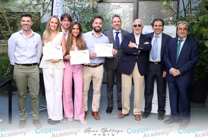 Entrega de diplomas a los alumnos del Postgrado Internacional en Implantogia la Coppel Dental Academy