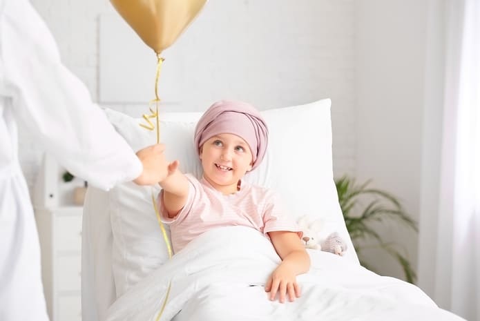 ¿Cómo afecta el tratamiento del cáncer infantil a la salud oral de los niños una vez son adultos?