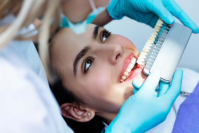 Cuatro razones por las que deberías evitar los tratamientos de blanqueamiento dental caseros