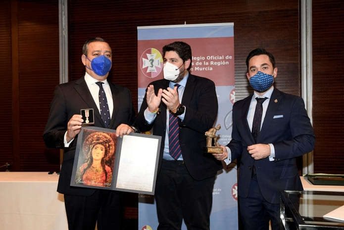 El Dr. Óscar Castro recibe la medalla de oro del colegio de dentistas de Murcia.