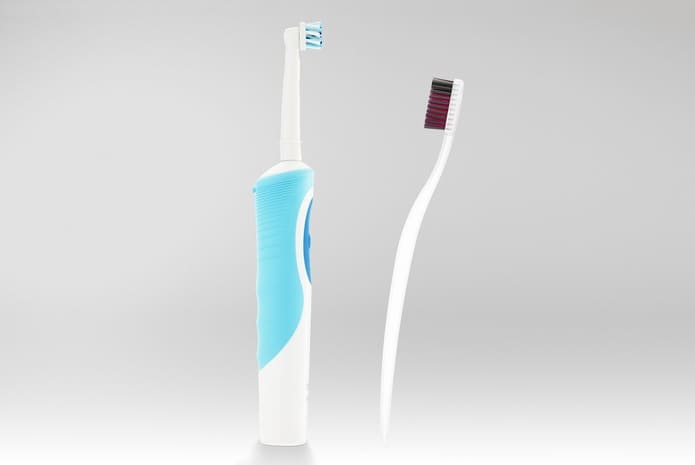 ¿Es mejor usar un cepillo de dientes manual o uno eléctrico?
