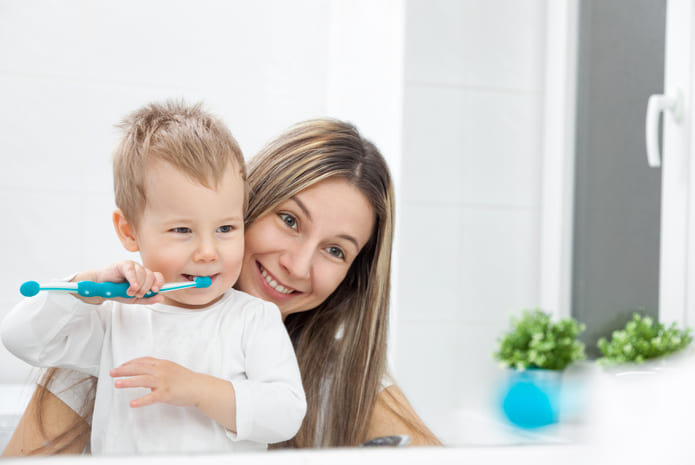 ¿Cómo influyen los elogios de los padres en el cepillado de dientes de sus hijos?