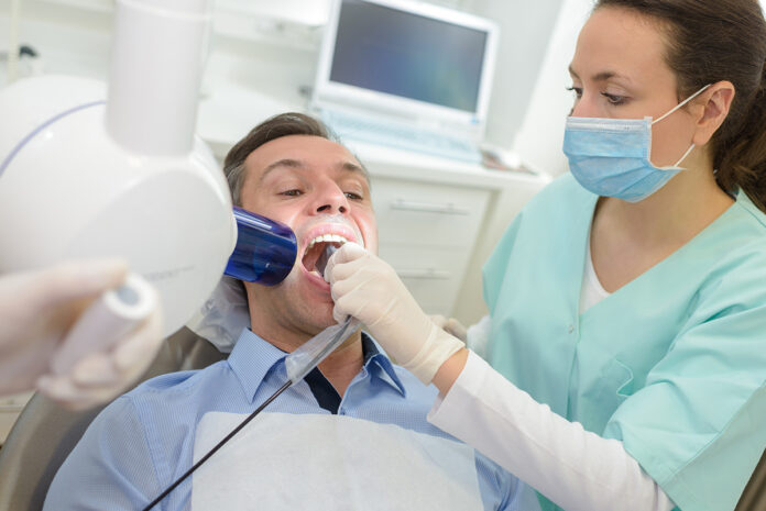 Un paciente es atendido en el dentista