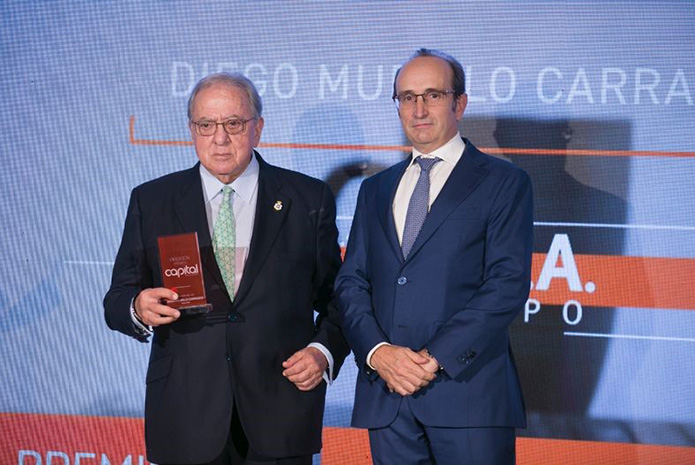 El Dr. Diego Murillo recibe el galardón Empresario del Año