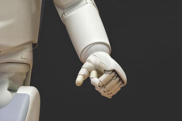 Un estudio de la UOC muestra que el uso de la robótica en cirugía aún genera desconfianza en los ciudadanos