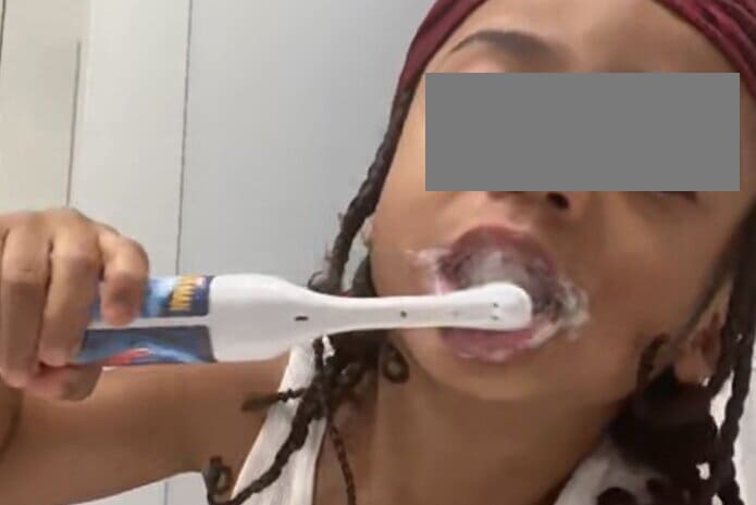 Niño enseña a su madre por videollamada cómo se lava los dientes