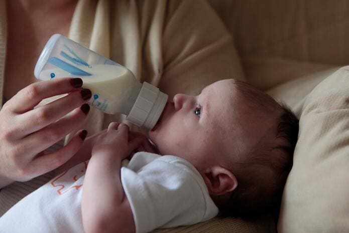 Los bebés alimentados con fórmula tienen más bacterias orales similares a las de sus madres