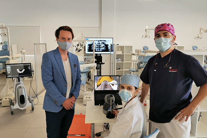 Primer simulador dental virtual 3D háptico portátil del mundo para cirugías bucodentales