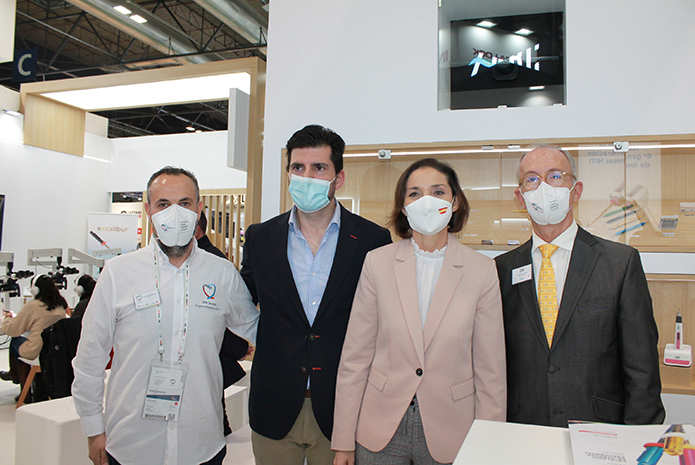 La ministra de Industria, Reyes Maroto, visita el stand de Zarc4Endo en Expodental 2022