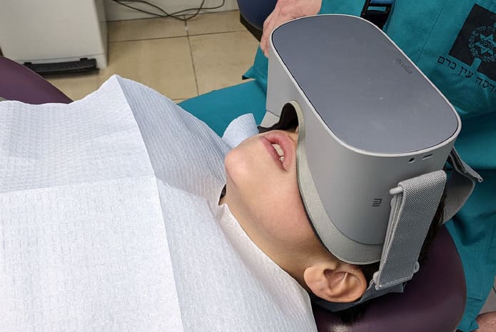 Ilustración de las gafas de realidad virtual en un entorno clínico.