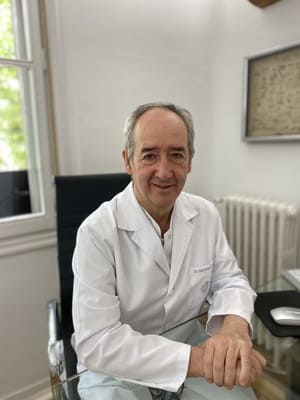 El Dr. Ramón Martínez-Corría, en su Clínica  Dental Brånemark Madrid, especializada en  tratamientos de implantes dentales, Cirugía Oral  y Periodoncia.
