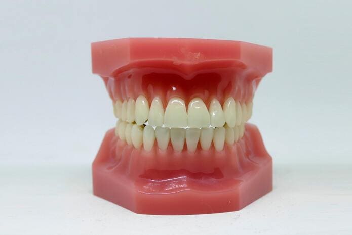 Un nuevo recubrimiento dental replica la composición y microestructura del esmalte natural.
