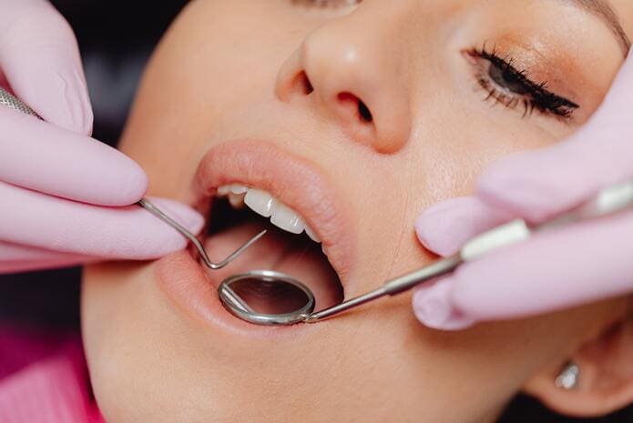 Mantenimiento de la vitalidad de los dientes con una terapia pulpar mínimamente invasiva