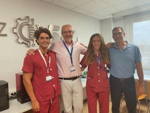 El Dr. Íñigo Aragón Niño, junto con algunos compañeros del 
servicio, los doctores Cebrián, Pampín y Castillo.