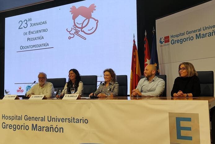Mesa con ponentes: de izda a Dcha: Dres. Jesús Ruiz, Maria Salmerón, Paloma Planells, Bob Rosier y Paola Beltri