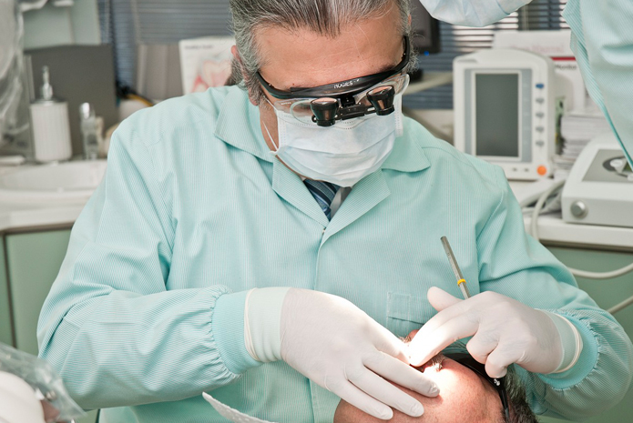 Sanción a una clínica dental de Madrid por fabricar prótesis dentales