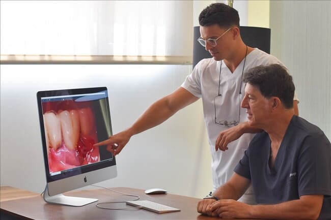 El Dr. Alberto Monje, en su faceta clínica, trabaja codo a codo con su padre, el Dr. Florencio Monje, reputado profesional de la 
Cirugía Oral y Maxilofacial.