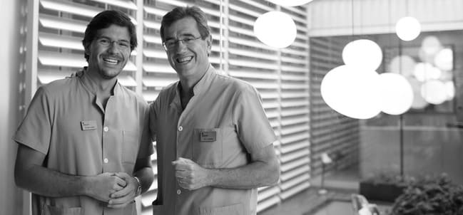 De izda. a dcha: el Dr. Víctor Cambra
junto a su padre, el Dr. Jordi Cambra,
fundador de Cambra Clinic.