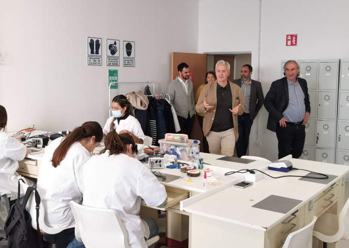 Martí March visita las instalaciones de los nuevos ciclos concertados de FP de Prótesis Dental y Técnico en Farmacia en ADEMA