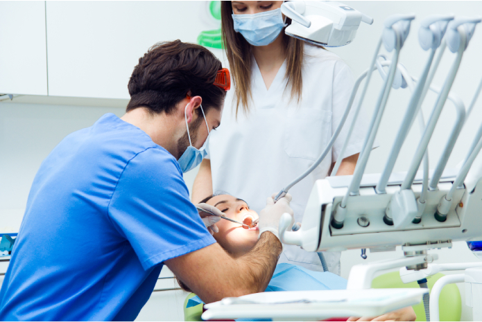 Sanidad de Castilla y León muestra su apoyo al Consejo de Dentistas para la creación de especialidades odontológicas