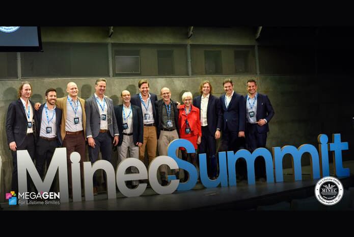 Foto de familia de los ponentes del Minec Summit 2023, junto a algunos miembros de la organización. Foto cedida por Megagen.